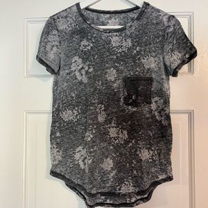 American Eagle Grey Flower T-shirt